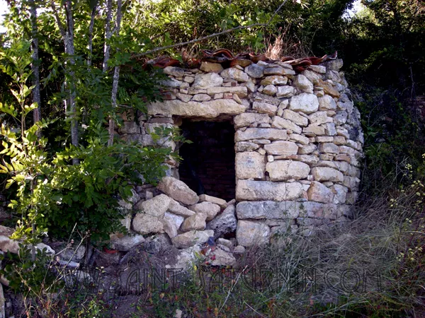 Maçonnerie à pierre sèche d'une cabane de la Serre