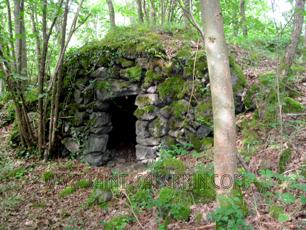 Mur de pierre sèche et linteau d'entrée d'une cabane