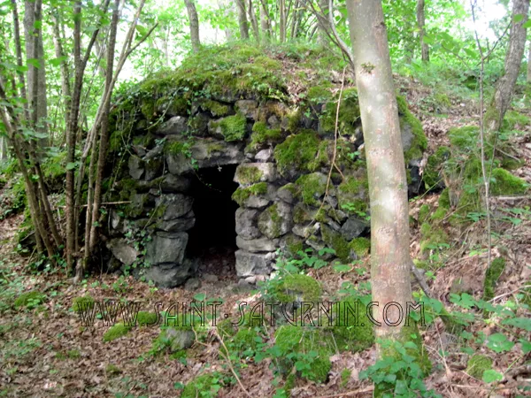 Mur de pierre sèche et linteau d'entrée d'une cabane