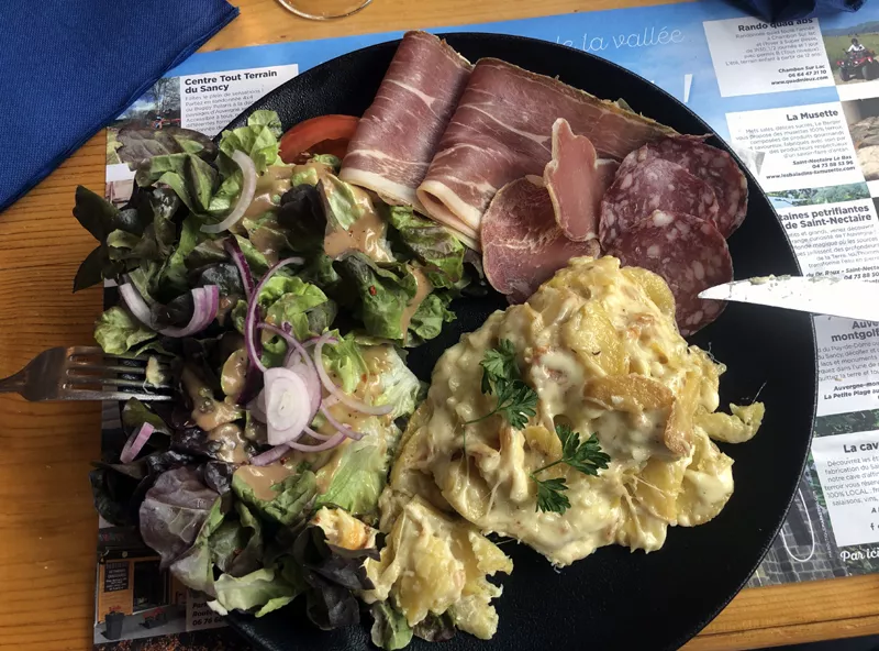 Truffade auvergnate dorée dans sa poêle