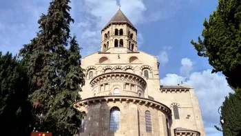 Le chevet étagé de l'église Notre-Dame de Saint-Saturnin