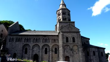 Le chevet étagé de la basilique d'Orcival