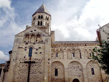 Intérieur de l'église romane de Saint-Saturnin