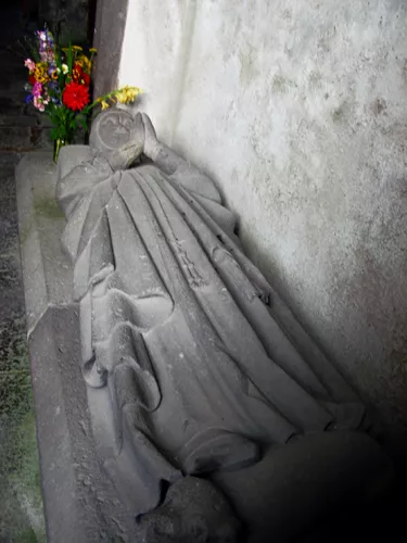 Le gisant d'Odon de Montaigut dans l'église d'Olloix
