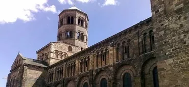 L'intérieur polychrome de l'abbatiale Saint-Austremoine