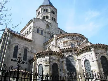 La basilique Notre-Dame-du-Port à Clermont-Ferrand