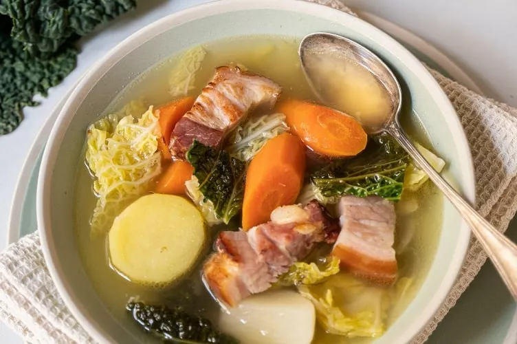 Soupe aux choux et au fromage servie en soupière