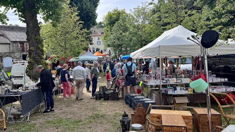 Brocante du 14 juillet 2024, place du 8-Mai à Saint-Saturnin