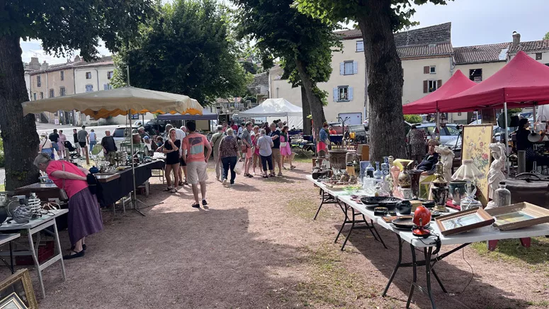 Stands de la brocante d'été de Saint-Saturnin