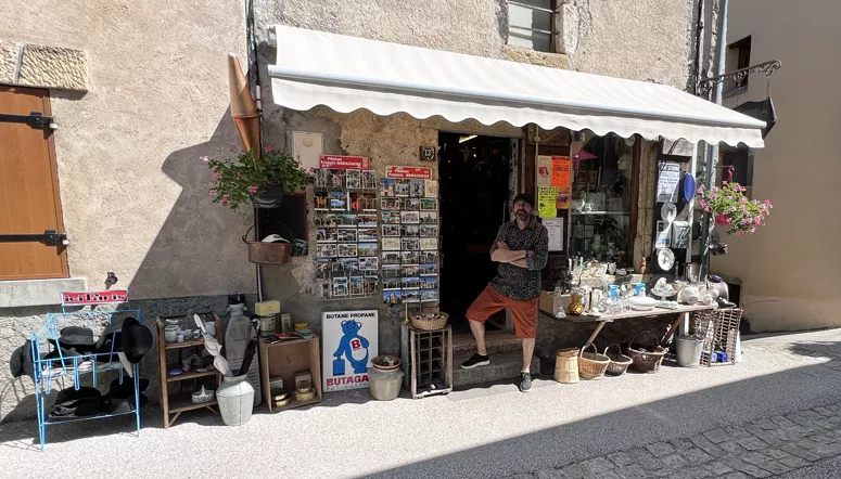 Boutique d'antiquités et brocante, rue des Farges
