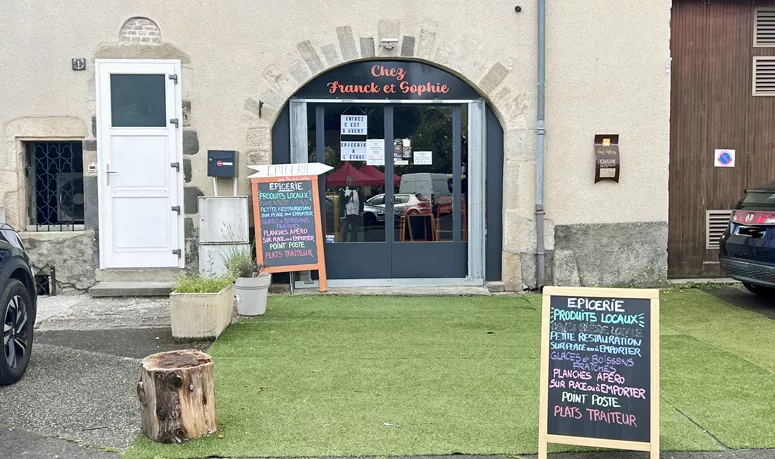 Intérieur de l'épicerie et ses produits locaux
