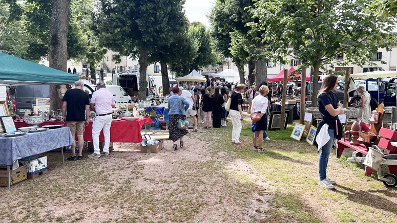 La foire à la brocante, place du 8-Mai