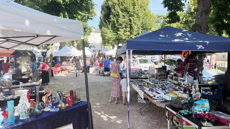Brocante du 11 août 2024, place du 8-Mai à Saint-Saturnin