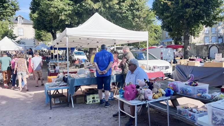 Stands de la brocante d'été de Saint-Saturnin