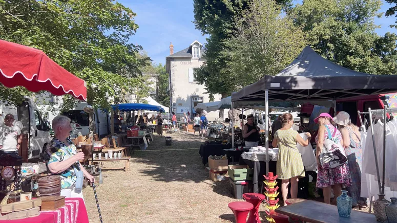 Vaisselle et bibelots à la brocante