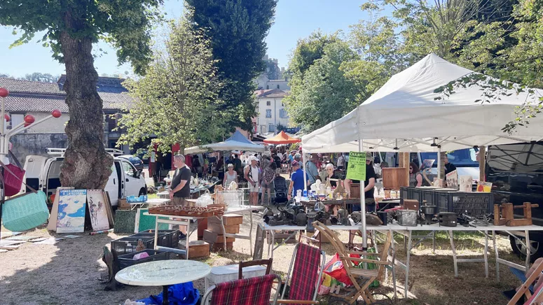 Un stand d'antiquités, place du 8-Mai
