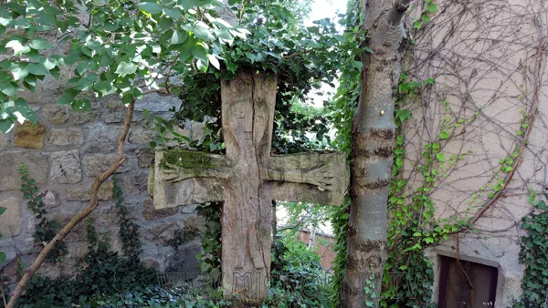 Détail d'architecture en arkose à Montpeyroux