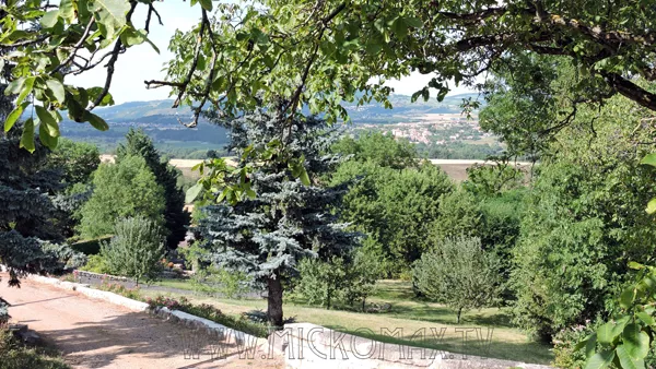 Ruelle de Montpeyroux et maisons en arkose