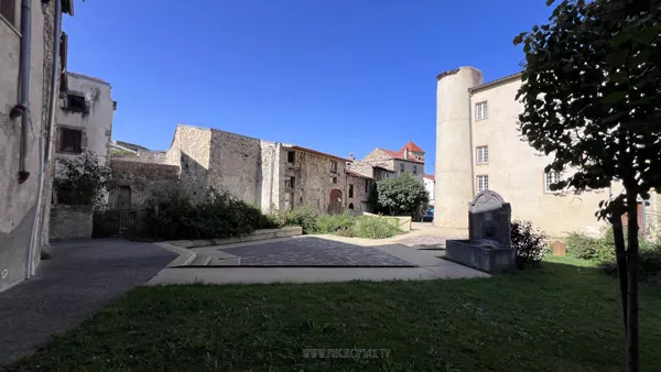 Maisons de pierre du fort de Plauzat
