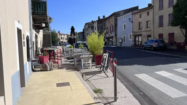 La place de l'église à Plauzat