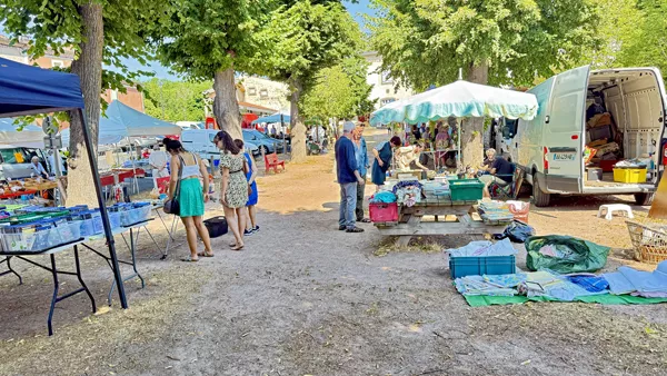 Stands de la brocante sous les tilleuls