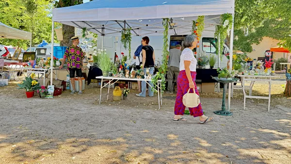 Chineurs à la foire à la brocante