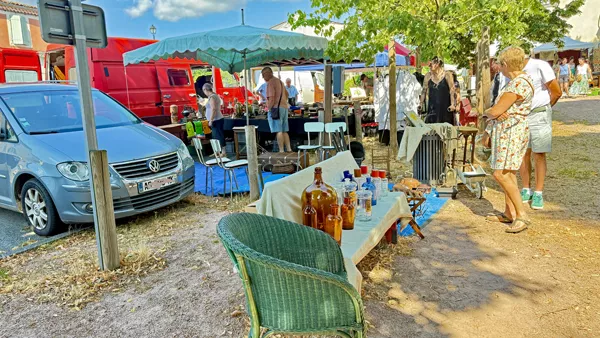 Un stand d'antiquités, place du 8-Mai