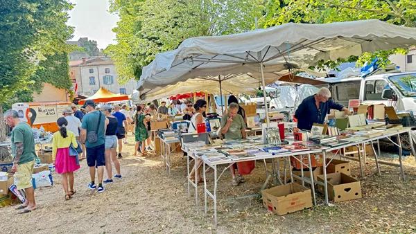 La brocante de Saint-Saturnin sous les arbres