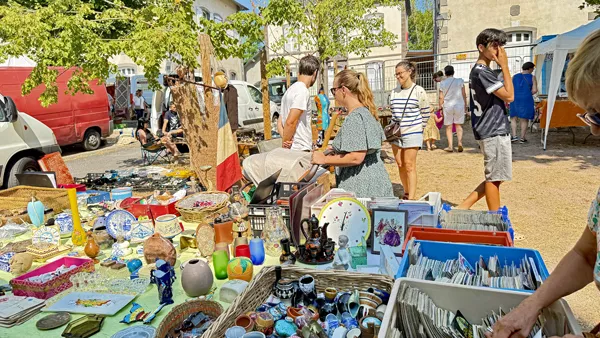 Antiquités et brocante, place du 8-Mai
