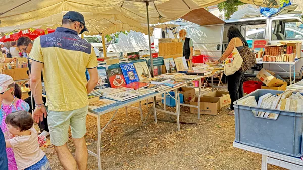 Un exposant de la foire à la brocante