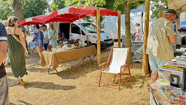 Promenade entre les stands de la brocante