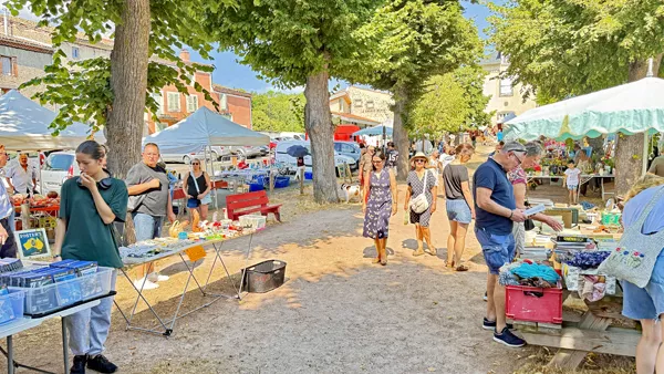 Fin de journée à la brocante de Saint-Saturnin