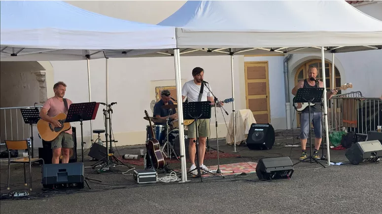 Groupe de musique dans les rues de Saint-Saturnin