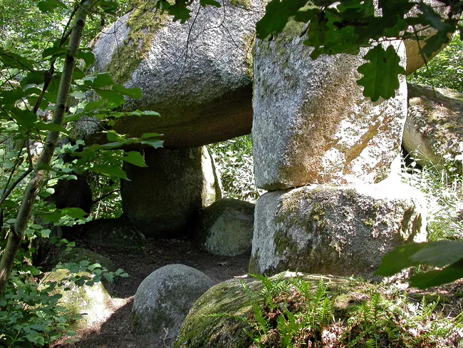 Dolmen à l'entrée du Chaos de Flore