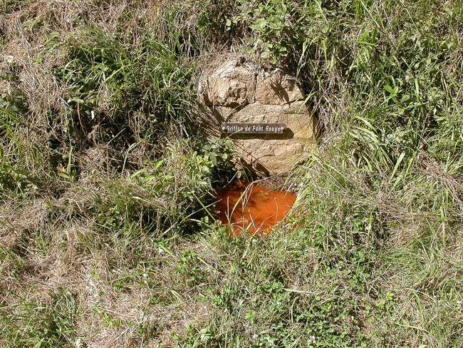 Eau rougeâtre de la source de Font Rouge