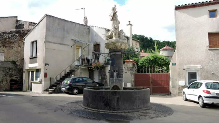 Le village de Neschers au bord de la Couze Chambon