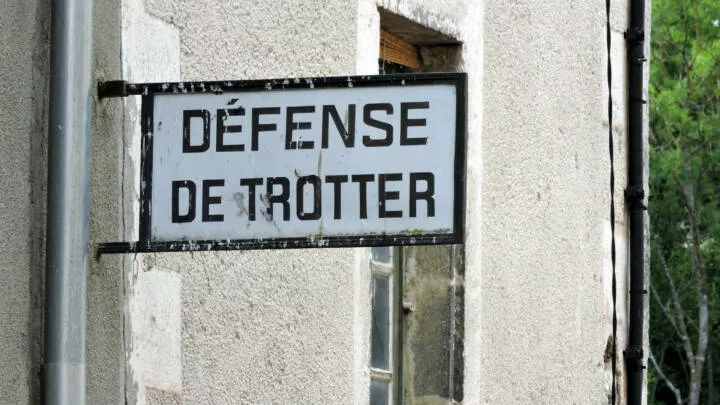 Le bourg de Neschers bâti sur la cheire