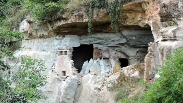 Le vieux pont de Neschers sur la Couze Chambon