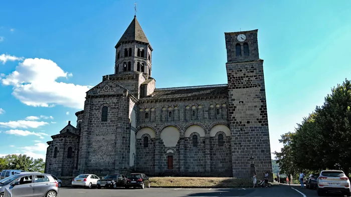 L'église romane de Saint-Nectaire sur le mont Cornadore