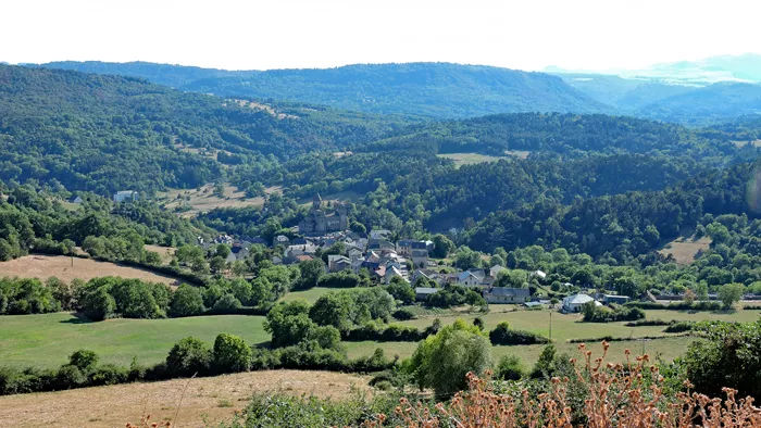 L'église de Saint-Nectaire dominant le village