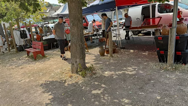 Foire à la brocante d'été de Saint-Saturnin, place du 8-Mai