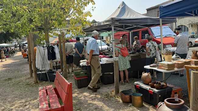 Stands de la brocante d'été de Saint-Saturnin