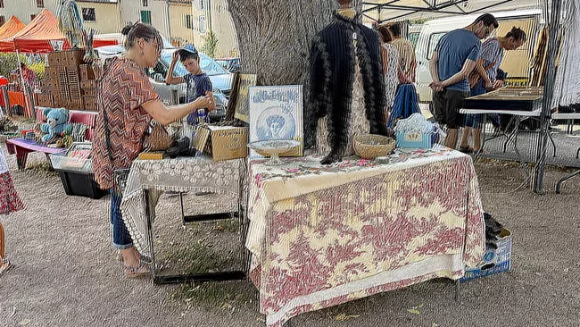Un stand de la foire à la brocante
