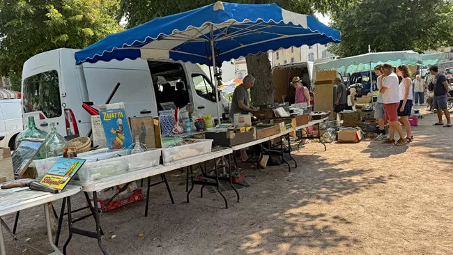 Meubles anciens à la brocante de Saint-Saturnin