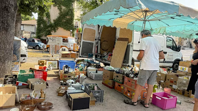 Livres et objets vintage sur un étal