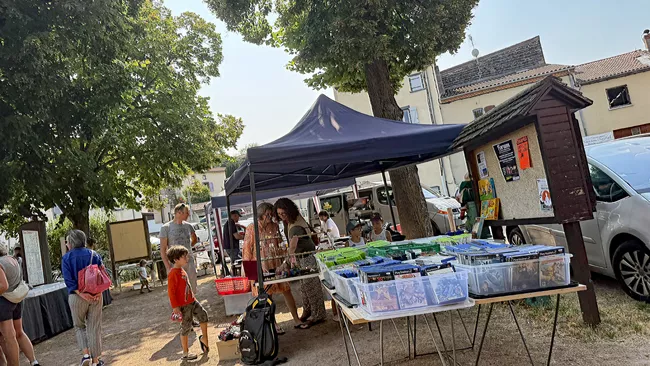 Visiteurs sur la place du 8-Mai