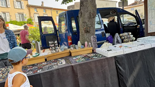 Un exposant de la brocante d'été