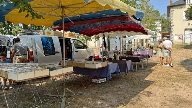 Étals de la foire à la brocante