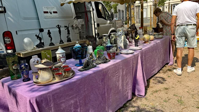 Promeneurs à la brocante de Saint-Saturnin