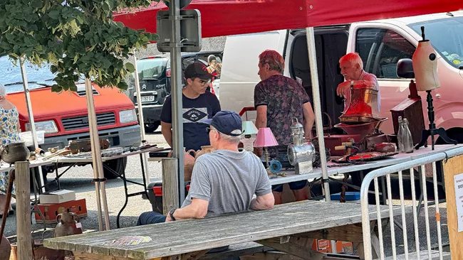 Fin de journée à la brocante de Saint-Saturnin
